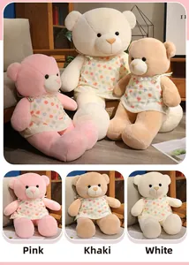 Trois ours en peluche rose, blanc et kaki portant des pulls en dentelle à motifs de cœur