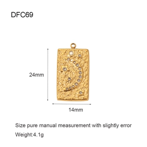 Vista dettagliata del ciondolo occhio del male placcato oro 18K con dimensioni 24mm x 14mm