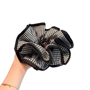 Chouchou géant à carreaux noirs et blancs en tissu élastique avec bordure délicate