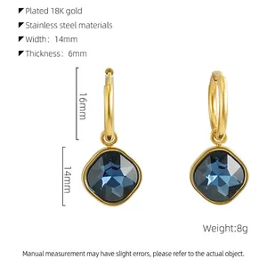 Vue détaillée de créoles en acier doré 18K avec zircon bleu et dimensions