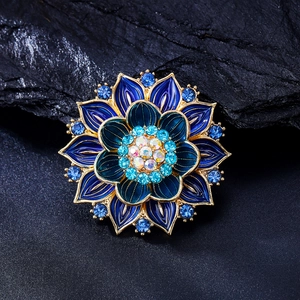 Nahaufnahme der luxuriösen blauen Lotus-Brosche mit Vergoldung und Glitzer-Kristallen