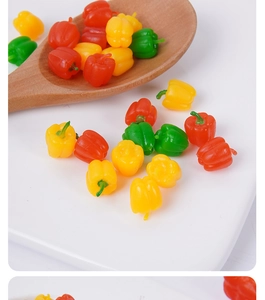 Pimientos de colores en miniatura en una cuchara de madera y plato blanco