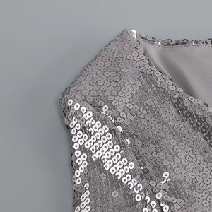 Vue détaillée des paillettes argentées sur la robe de soirée à manches longues