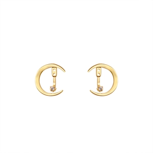 Boucles d'oreilles lune dorées avec zircon scintillant sur un fond blanc épuré