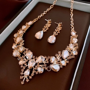 Détails de la parure de bijoux dorée avec collier et boucles d'oreilles en goutte de cristal