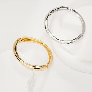 Bracciale geometrico irregolare minimalista in oro e argento con superficie lucida a specchio