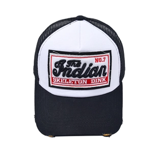 Détail de la casquette trucker vintage avec écusson Indian Skeleton et bord usé