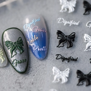 5D nagelstickers met reliëf, 3D strik en elegante tekstontwerpen op nagels