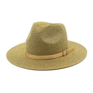 Dettaglio della trama in paglia e cinturino in pelle con fibbia in metallo su cappello estivo
