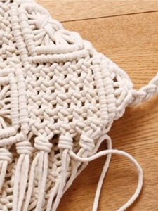 Minimalistische cremefarbene Macramé-Umhängetasche mit handgewebtem Muster und langen Fransen