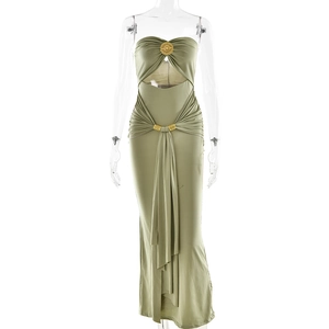 Détail de la robe longue vert sauge avec découpe à la taille et boucles dorées