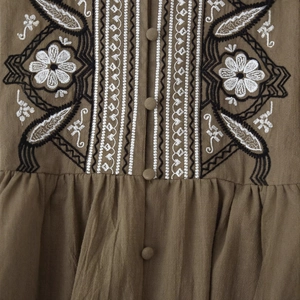 Chemise marron en coton et lin avec broderie ethnique et boutons recouverts de tissu