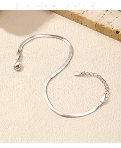 Vue détaillée du bracelet chaîne serpent en argent avec fermoir mousqueton et extension