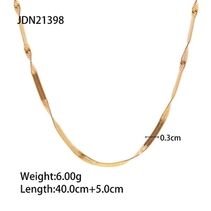 Detail of 18K gold plated stainless steel twisted chain necklace with size measurements