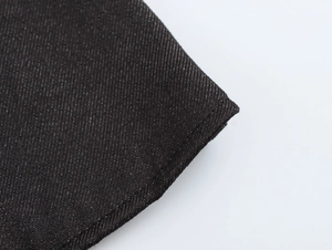 Makroaufnahme der dunklen Denim-Stofftextur mit professionellen Verstärkungsnähten