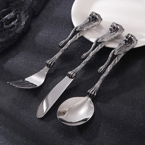Detail der Vintage-Löwenkopffiguren am Edelstahlbesteck mit silbernem Finish