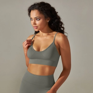 Vista laterale dettagliata del set reggiseno sportivo e leggings a costine verde salvia