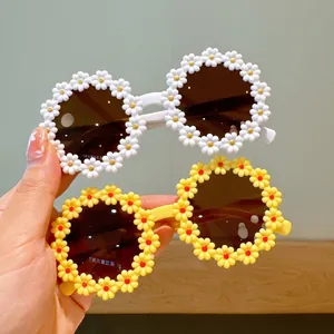 Daisy flower girls sunglasses with round frames in white and yellow for summer