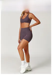 Dettaglio del set yoga viola melanzana a vita alta con tessuto spazzolato elastico