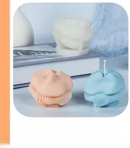 Vue détaillée du moule en silicone à texture spirale et bougies vortex colorées