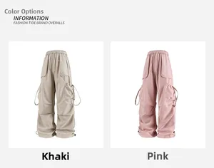 Dettaglio dei pantaloni cargo con coulisse e grandi tasche laterali in kaki e rosa
