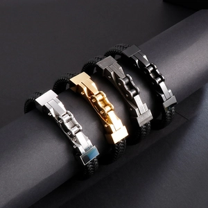 Geflochtene Lederarmbänder mit vierfarbigen Kettengliedern auf einem Displayzylinder