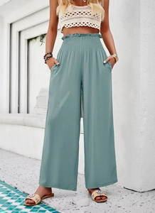 Détail du pantalon large vert sauge avec taille haute élastiquée et poches latérales