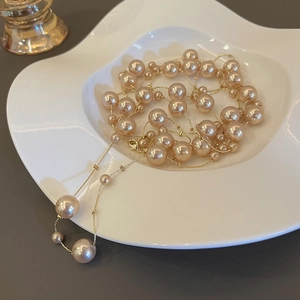 Élégant long collier de perles champagne avec chaîne dorée de style vintage français