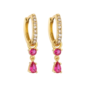 Dettaglio di orecchini a cerchio in oro 18K con zirconi rossi tondi e a goccia