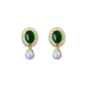 Boucles d'oreilles vintage fleurs avec pierre verte et perles en finition dorée