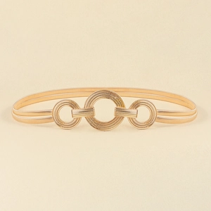 Detaillierte Nahaufnahme der goldenen zweilagigen Taillenkette mit runden Ringen