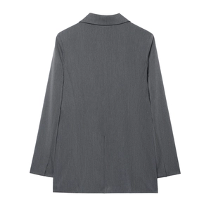Vue arrière d'un blazer croisé décontracté gris foncé avec texture de tissu pour femmes