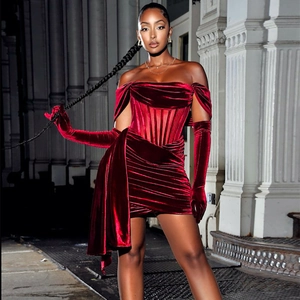 Robe de soirée en velours bordeaux à épaules dénudées avec de longs gants assortis