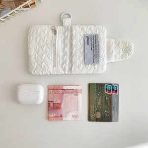 Portamonete pieghevole bianco trapuntato con chiusura a scatto e fessure per carte