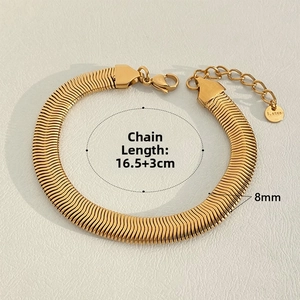 Détail du bracelet plat en acier inoxydable doré de 8mm avec fermoir mousqueton et tag