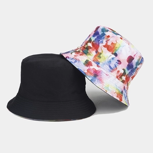 Chapeau bob réversible avec côté noir uni et imprimé floral peinture à l'huile