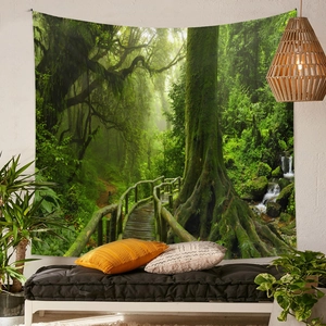 Dettaglio di arazzo foresta tropicale con alberi lussureggianti e cascata su muro bianco