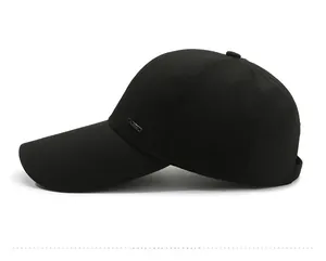 Dettaglio cappello baseball nero con visiera lunga e placchetta metallica laterale