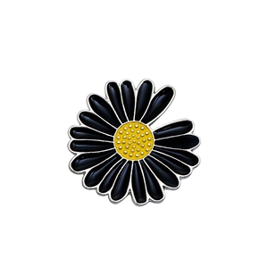 Broche de margarita esmaltada con pétalos negros y centro amarillo en metal plateado