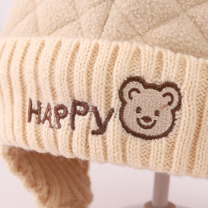 Beige Strickmütze für Kinder mit Bären-Stickerei und flauschigem Ohrenschutz-Design