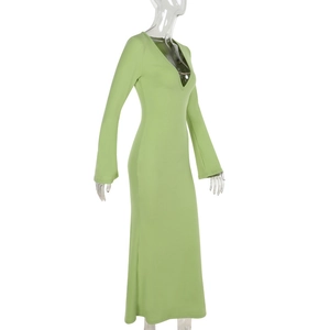 Détail de la robe verte à manches longues avec décolleté en V et silhouette ajustée
