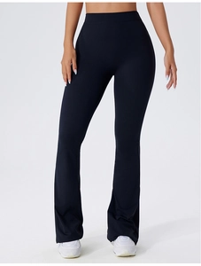 Gros plan sur le pantalon de yoga noir évasé à taille haute avec tissu respirant