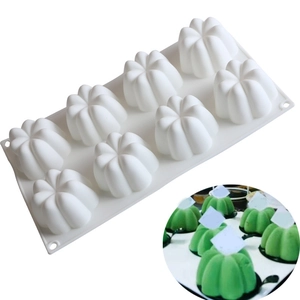 Weiße Silikon-Mousse-Kuchenform mit 8 Mulden für die Kürbis-Dessert-Backzubereitung