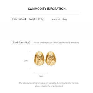 Detailed size guide for gold irregular metal earrings featuring 3cm dimensions and weight info