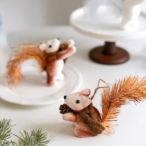 Décoration de sapin de Noël écureuil marron avec queue touffue et pomme de pin