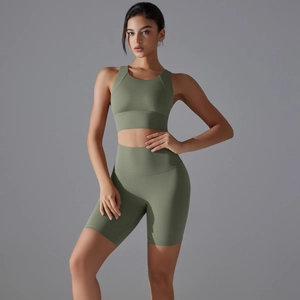 Dettaglio del set yoga verde oliva senza cuciture con pantaloncini a vita alta e reggiseno