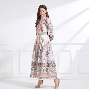 Maxikleid im Vintage Palaststil mit Stehkragen und Blumenmuster für einen Retro Look