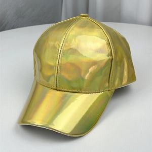 Détail de la casquette de baseball en cuir PU laser doré aux reflets irisés et coutures