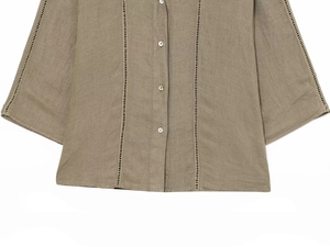 Dettaglio camicia in lino con cuciture in pizzo traforato e bottoni in madreperla