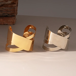 Bracelet manchette multicouche géométrique minimaliste en finitions métal doré et argenté poli